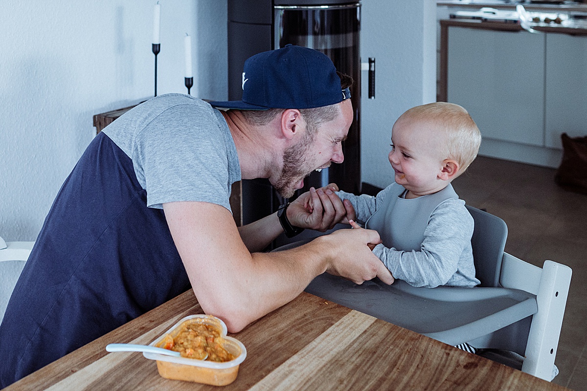 papa und Kind, reportagefotografie, sebastian sroke hochzeitsfotograf