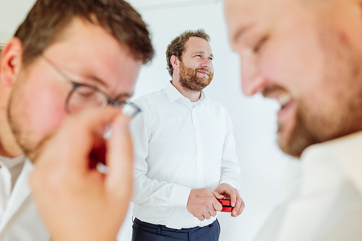 anziehen, Bräutigam und freunde, hochzeitsreportage, hochzeit bei Bremen