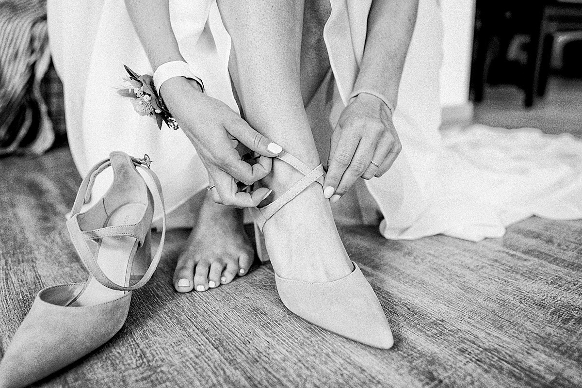 Schuhe binden, black and white, Hochzeit bei Bremen