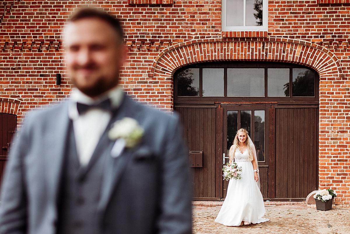 first look auf Hochzeit bei Bremen, erster blick, braut, hochzeitsfotograf Bremen, 