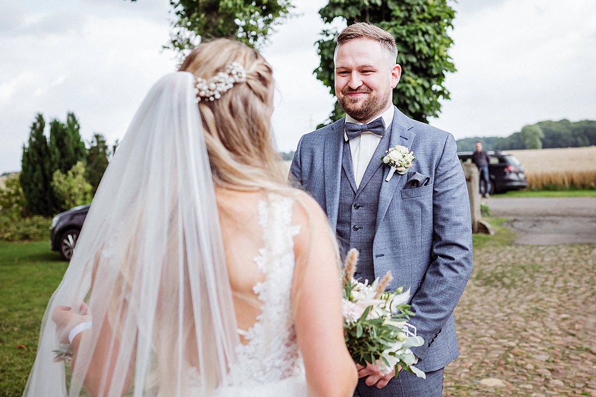 first look des Bräutigams, hochzeitsreportage, hochzeit bei Bremen