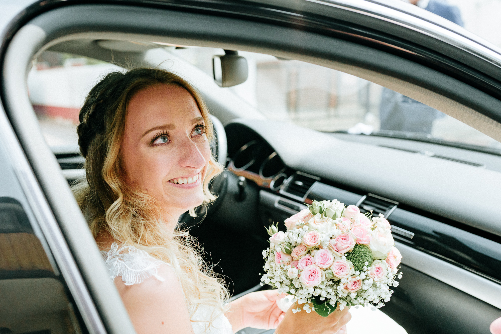 braut mit brautstrauss im auto, hochzeitsfotograf in Bremen