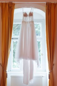 Brautkleid, Hochzeitskleid am Fenster, wedding dress